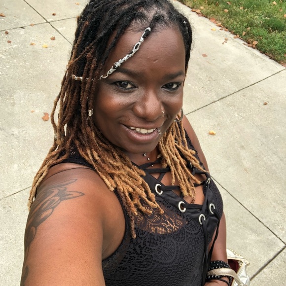 Meet your Posher, Crystal - Picture 2 of 8